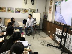 我校速写教研组长——张玮为学生讲速写