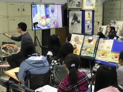 我校色彩教研组长——罗瑞楠为学生讲解怎样画