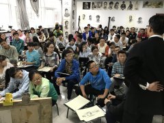 我校素描教研组长——赵旭为学生讲五官